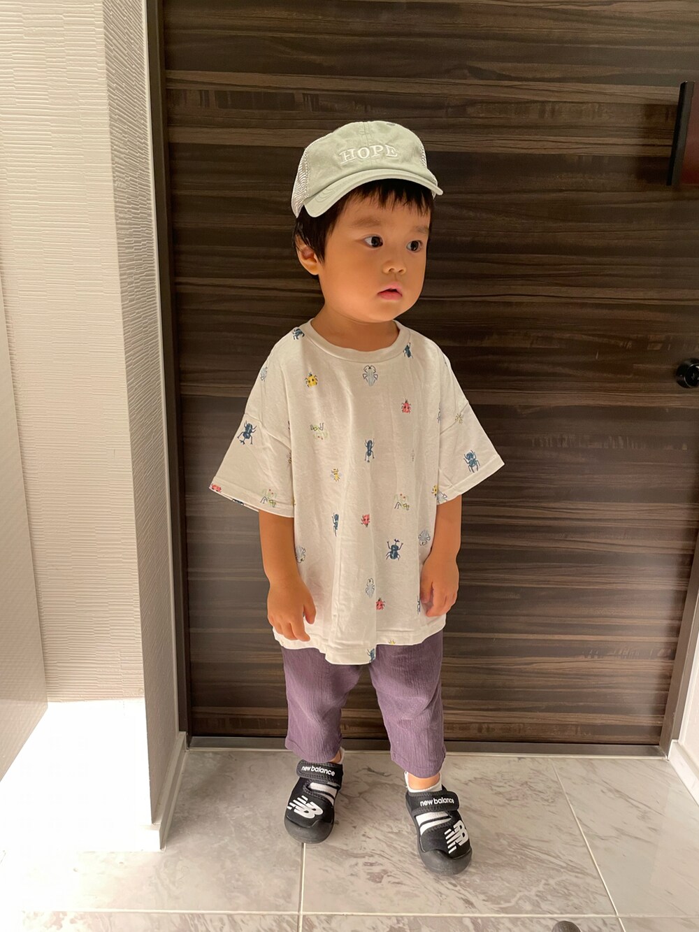 「真夏のアクティブスタイル、男の子、Tシャツ、ニューバランス、虫」｜「NEW BALANCEのCRUISER I（サンダル、ブラック系）」を使った、れいはるさん（キッズ・90cm）の夏コーディネートの3枚目の写真