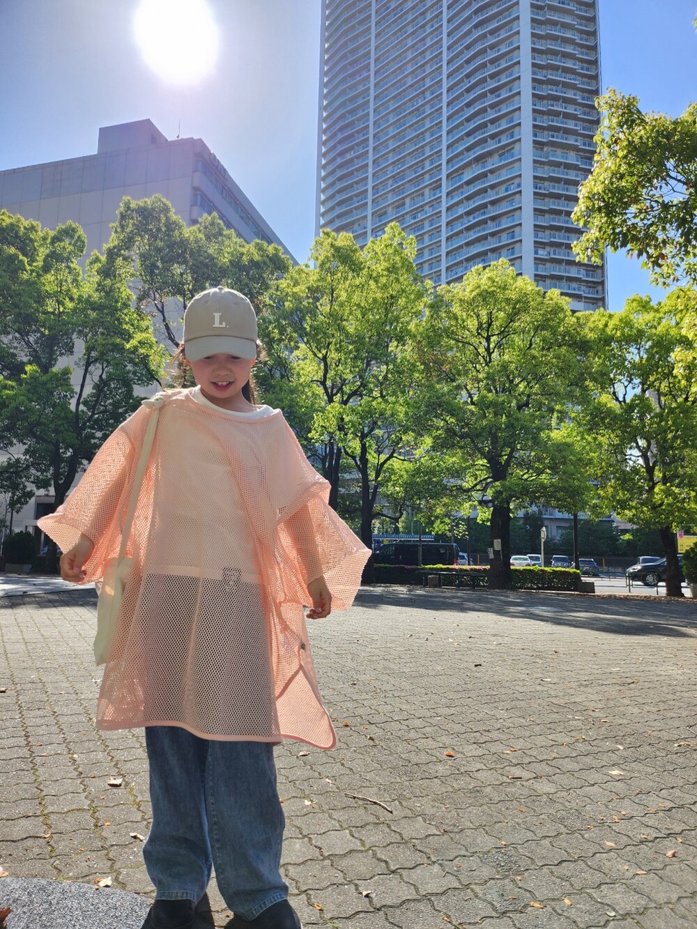 ピンク系のTシャツ/カットソー、ブルー系のその他パンツ、ブラック系のブーツを着用したキッズの春コーディネートの2枚目の写真