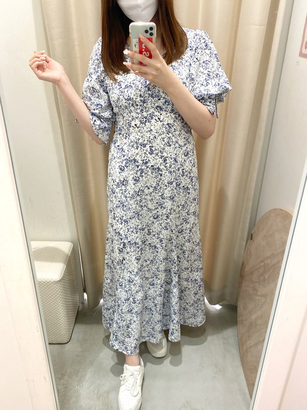 ホワイト系のワンピース/ドレスを着用したレディースの春コーディネートの2枚目の写真