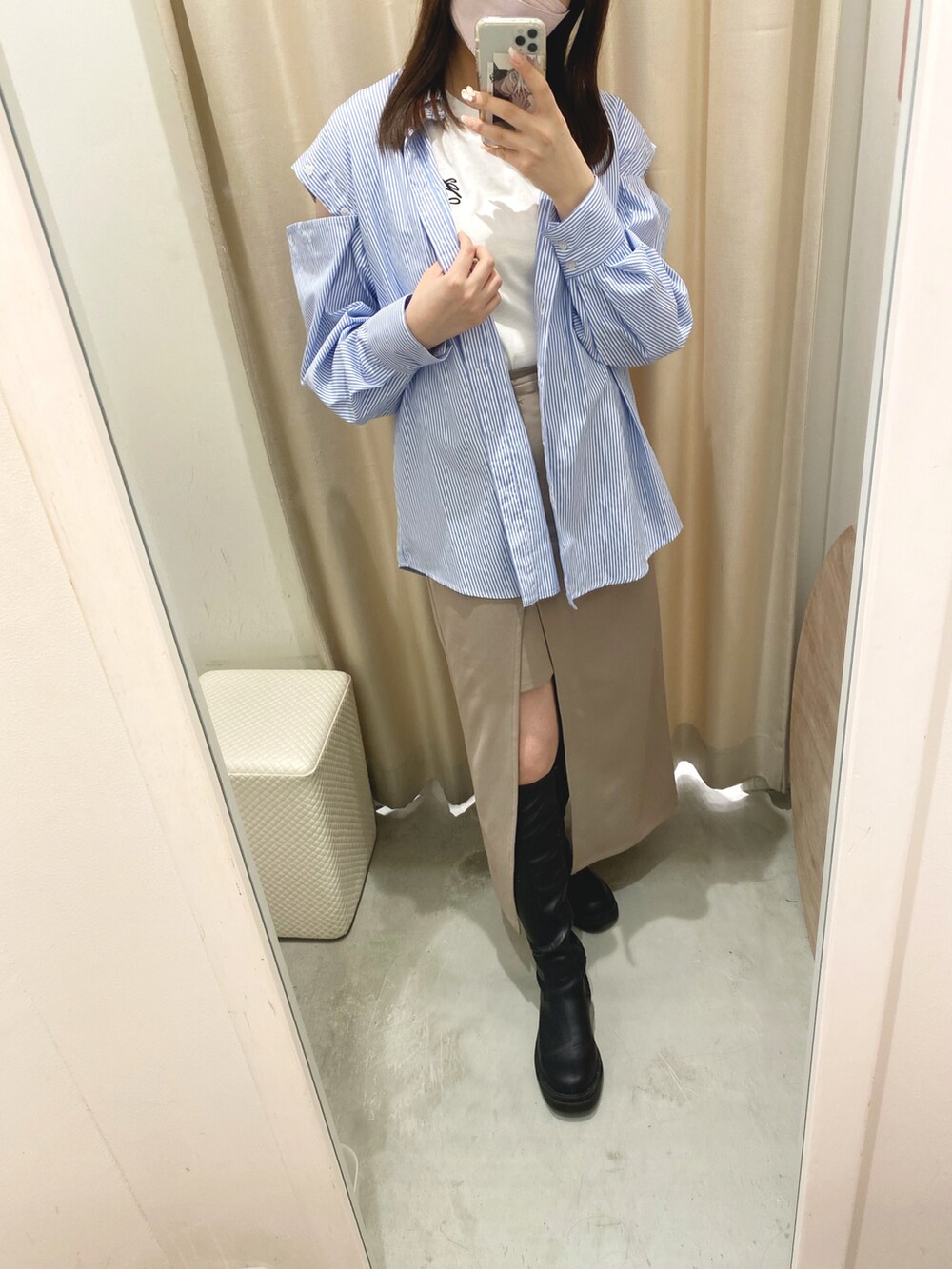 ブルー系のシャツ/ブラウス、ベージュ系のスカート、ホワイト系のTシャツ/カットソーを着用したレディースの春コーディネートの2枚目の写真