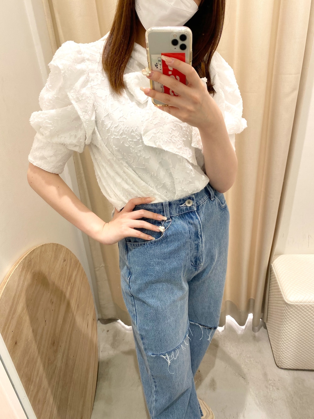 ホワイト系のシャツ/ブラウス、ブルー系のデニムパンツを着用したレディースの春コーディネートの3枚目の写真