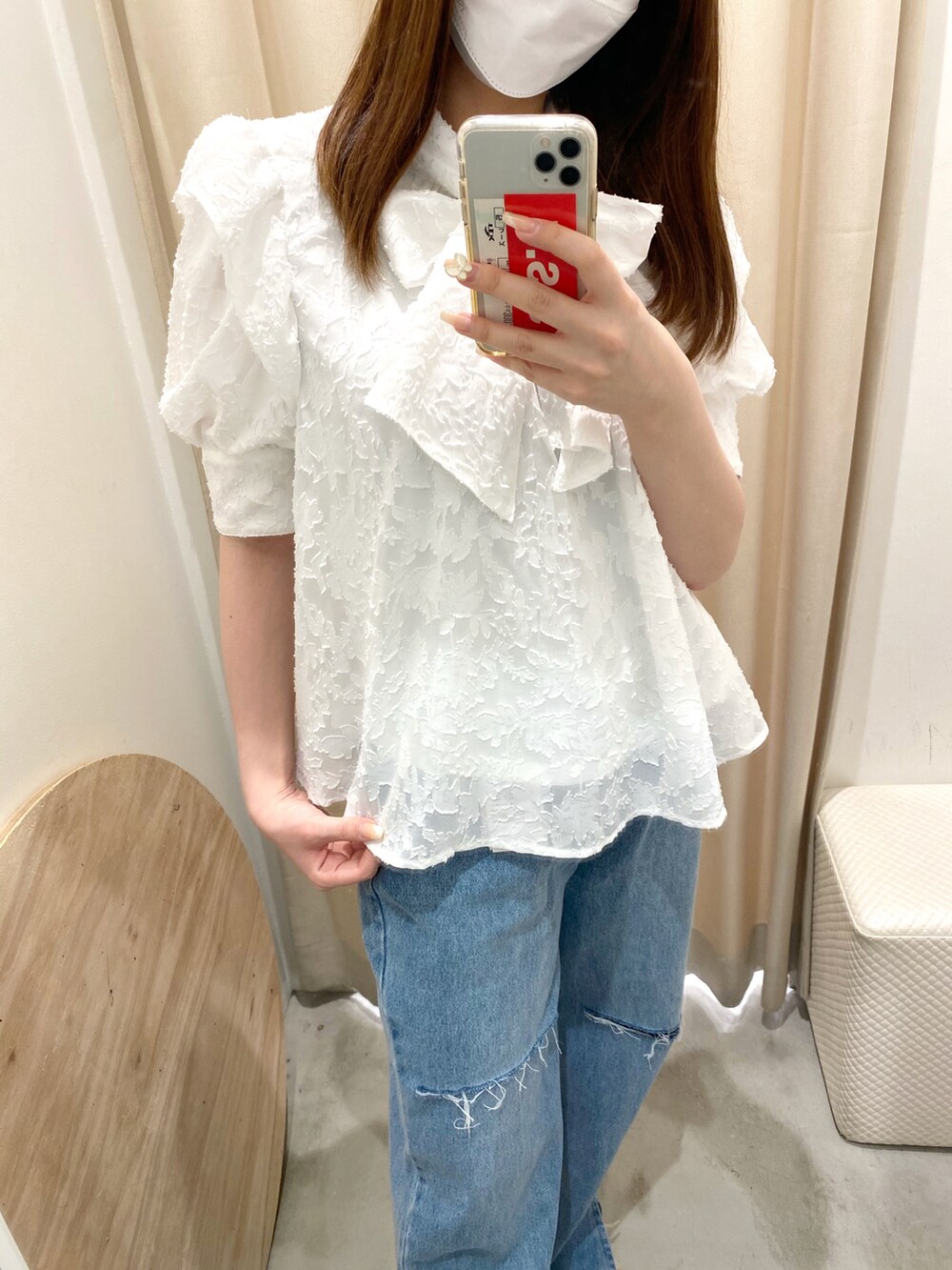 ホワイト系のシャツ/ブラウス、ブルー系のデニムパンツを着用したレディースの春コーディネートの2枚目の写真