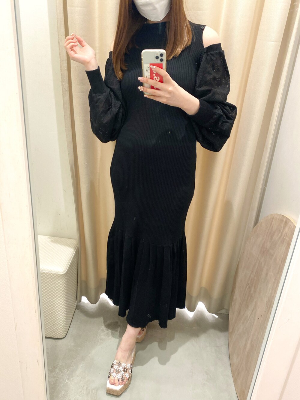 ホワイト系のサンダル、ブラック系のワンピース/ドレスを着用したレディースの春コーディネートの2枚目の写真