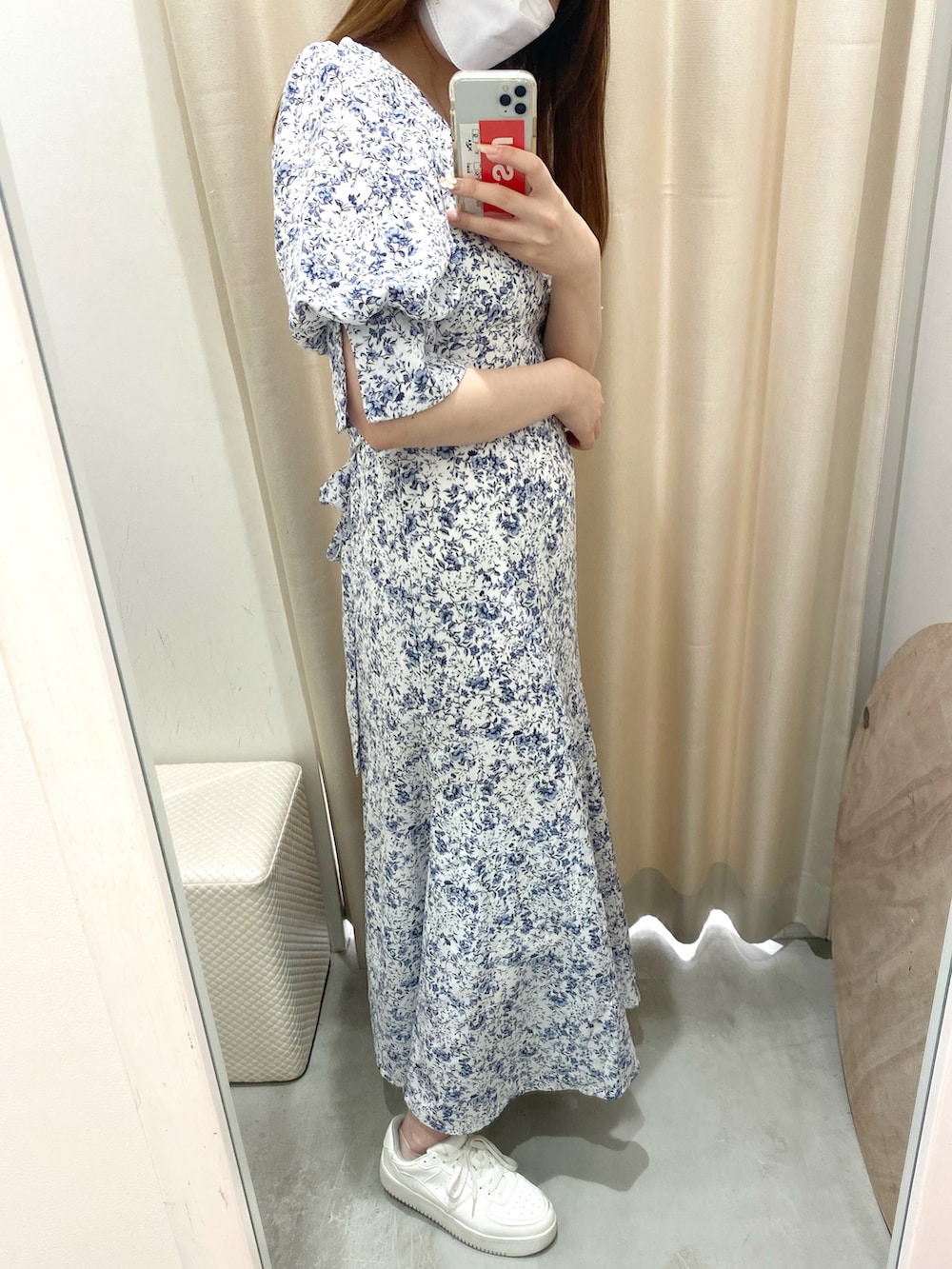 ホワイト系のワンピース/ドレスを着用したレディースの春コーディネートの3枚目の写真