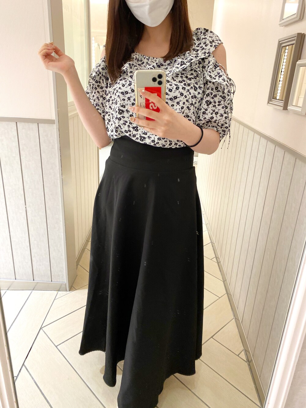 ブラック系のスカート、ホワイト系のシャツ/ブラウスを着用したレディースの春コーディネートの2枚目の写真