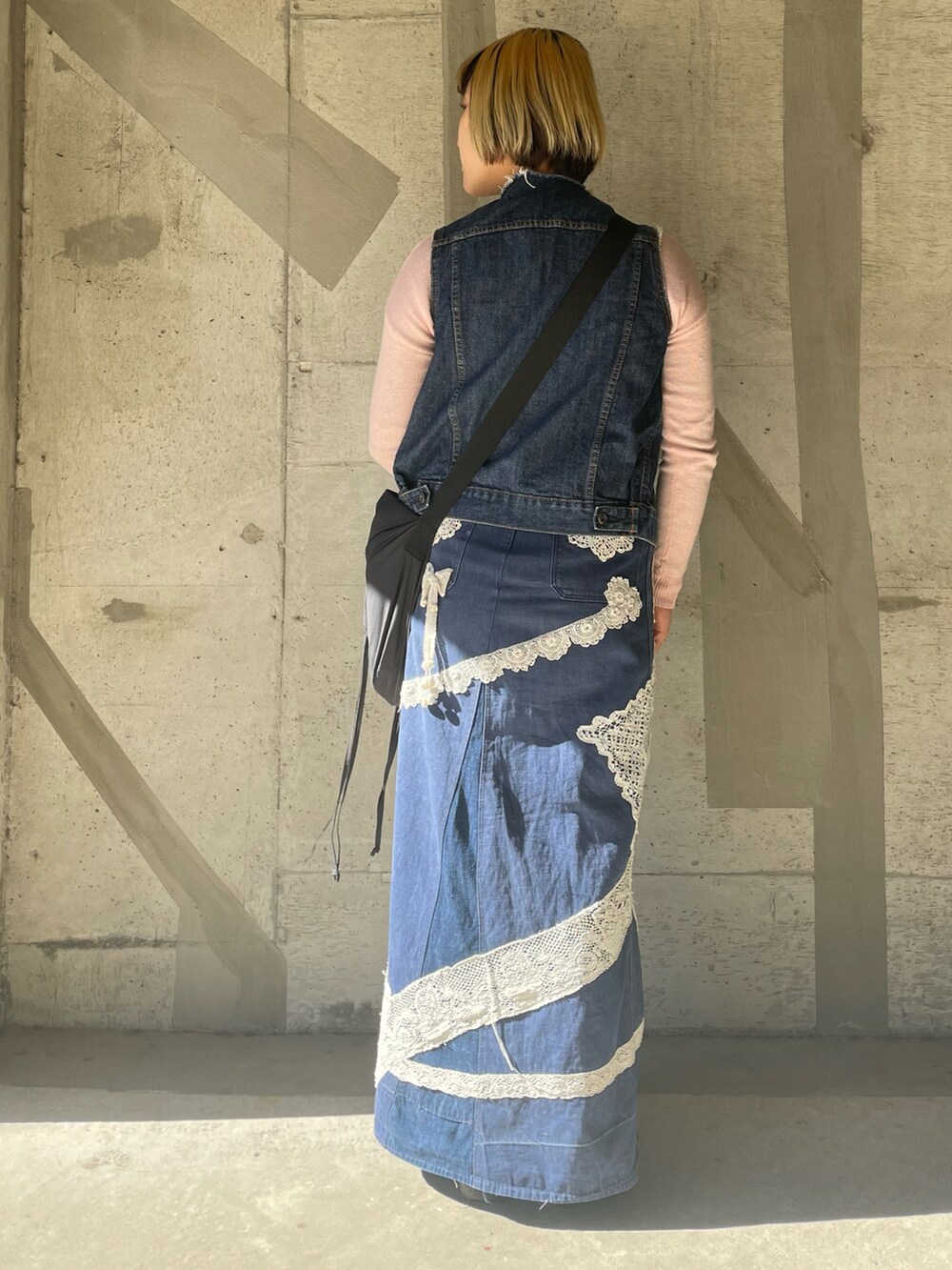 「秋服コーデ、ニット、セーター、ベスト、デニムベスト、デニムスカート、ロングスカート、パッチワーク、レース、デニムオンデニム、ショルダーバッグ、古着、古着MIX、大学生」｜「H&Mのアイテム（ニット/セーター、ピンク系）」を使った、🦊ですさん（レディース・157cm）の秋コーディネートの2枚目の写真