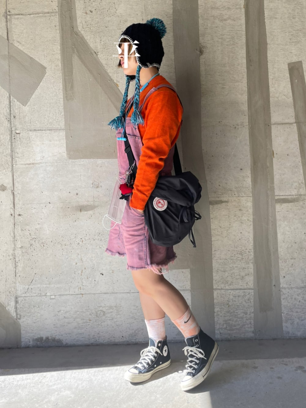 「WEARハロウィン2022、ニット、ジャンスカ、サロペット、ct70、ショルダーバッグ、ニット帽、秋コーデ、カラーコーデ、古着、古着MIX、大学生」｜「古着のアイテム（ジャンパースカート、レッド系）」を使った、🦊ですさん（レディース・157cm）の秋コーディネートの2枚目の写真
