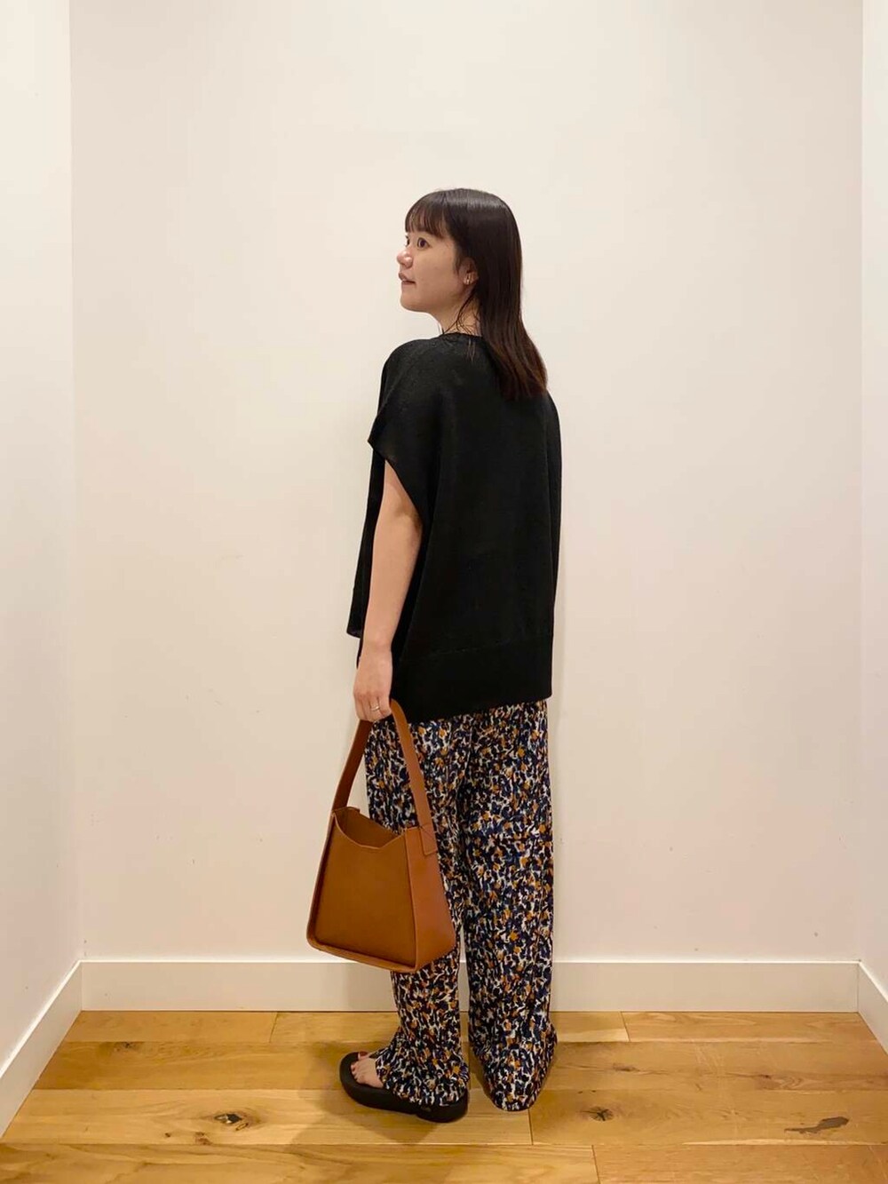 ブルー系のその他パンツ、ブラック系のニット/セーターを着用したレディースの夏コーディネートの3枚目の写真