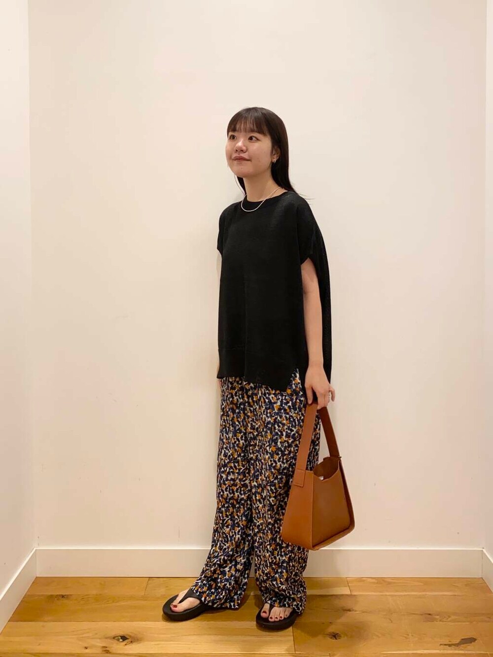 ブルー系のその他パンツ、ブラック系のニット/セーターを着用したレディースの夏コーディネートの2枚目の写真