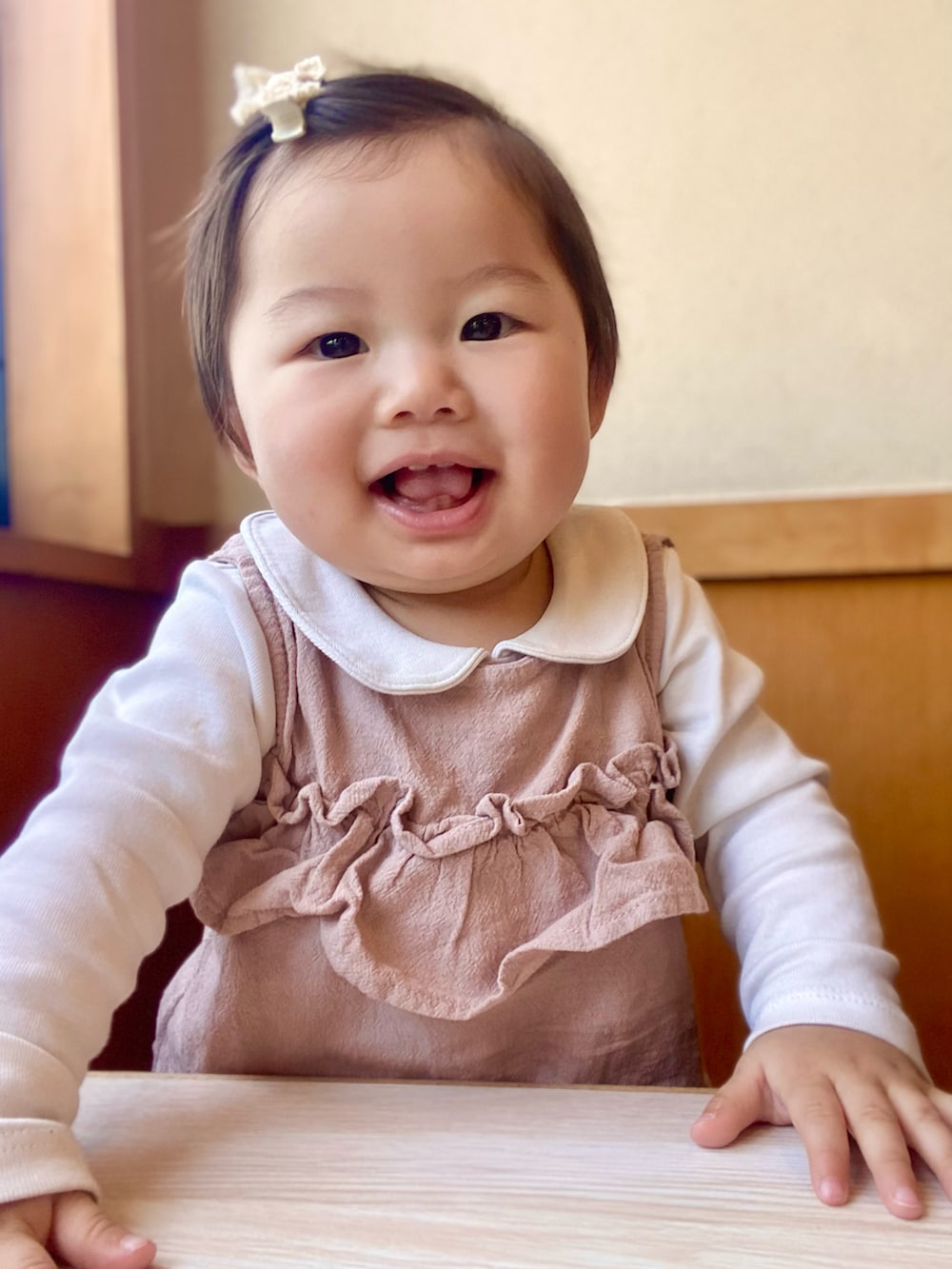 ピンク系のその他ベビーウェアを着用したキッズの春コーディネートの2枚目の写真