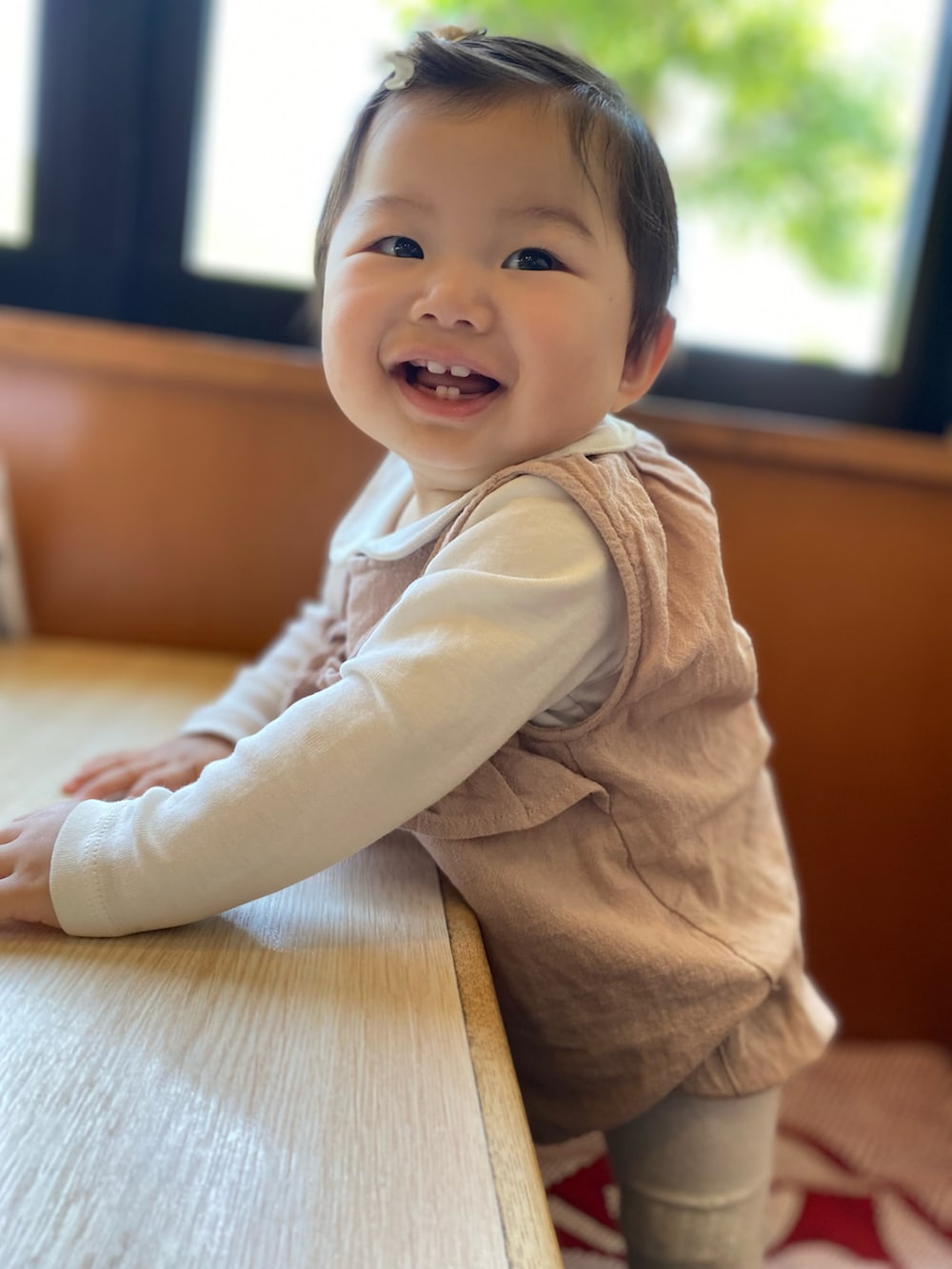 ピンク系のその他ベビーウェアを着用したキッズの春コーディネートの3枚目の写真