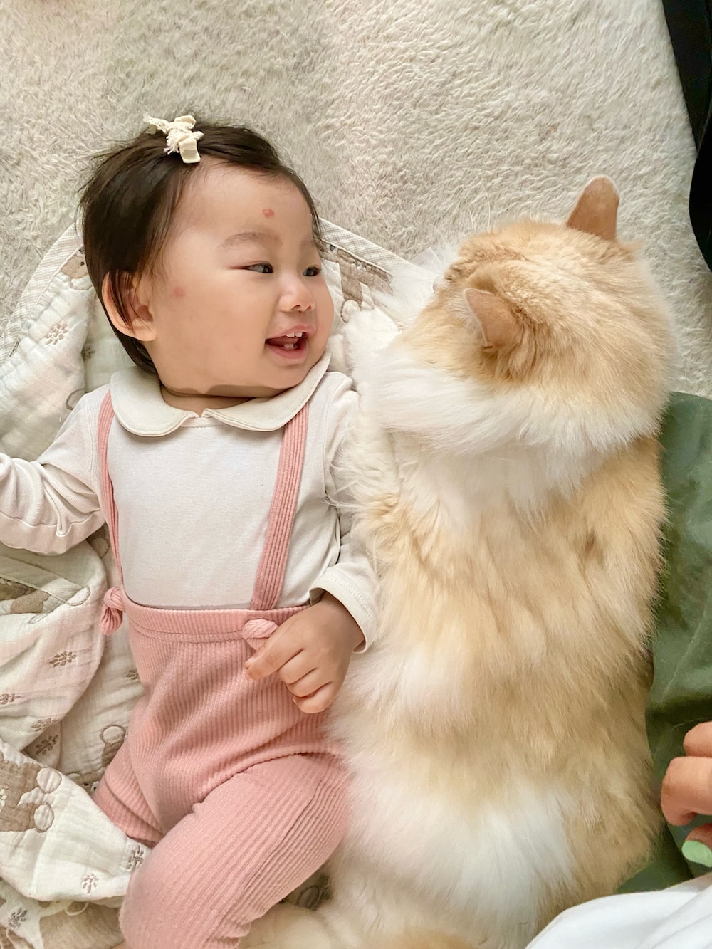 「10ヶ月ベビー、ベビーコーデ」｜「H&Mのアイテム（ロンパース、ホワイト系）」を使った、KENHAYARIHITO♡KARINさん（キッズ・70cm）の夏コーディネートの2枚目の写真