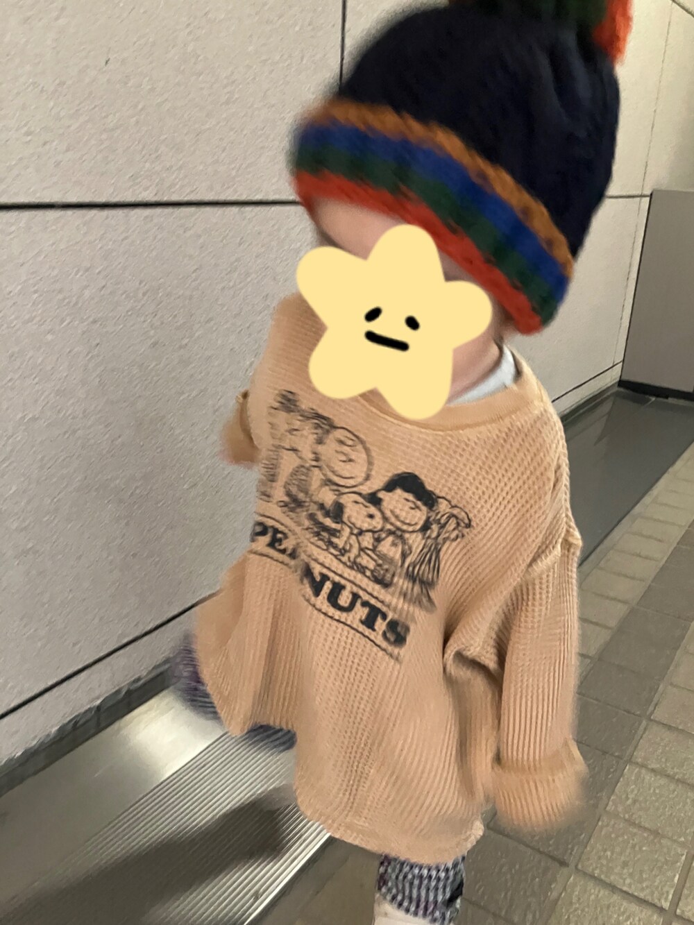 ベージュ系のTシャツ/カットソー、グレー系のその他パンツ、ベージュ系のスニーカーを着用したキッズの秋コーディネートの2枚目の写真