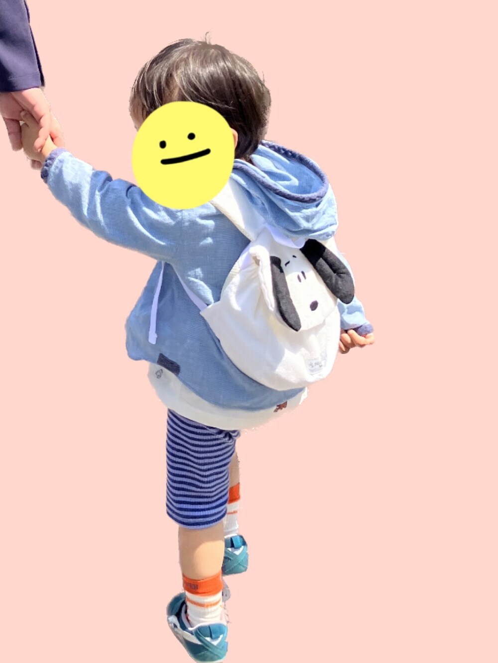 ホワイト系のTシャツ/カットソー、ブルー系のその他パンツ、グリーン系のスニーカーを着用したキッズの春コーディネートの2枚目の写真