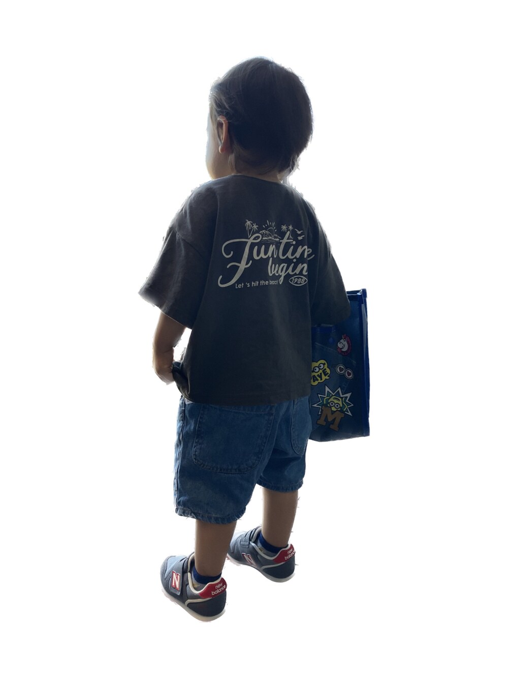 グレー系のTシャツ/カットソー、ブルー系のデニムパンツ、グレー系のスニーカーを着用したキッズの秋コーディネートの2枚目の写真