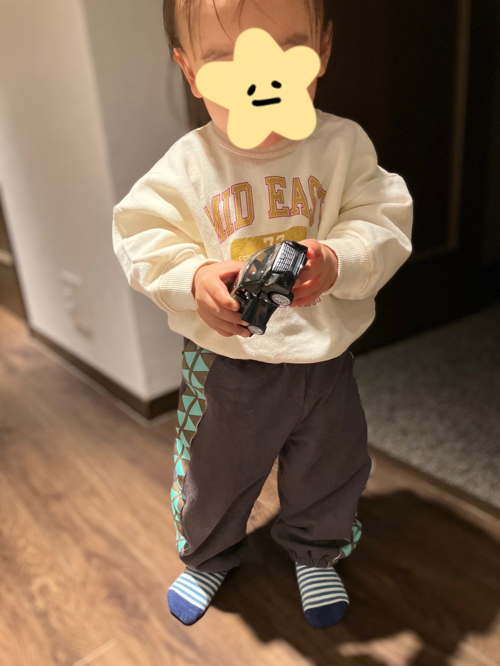 グレー系のスウェットパンツ、レッド系のスニーカー、ブルー系のジャケット/アウターを着用したキッズの冬コーディネートの2枚目の写真