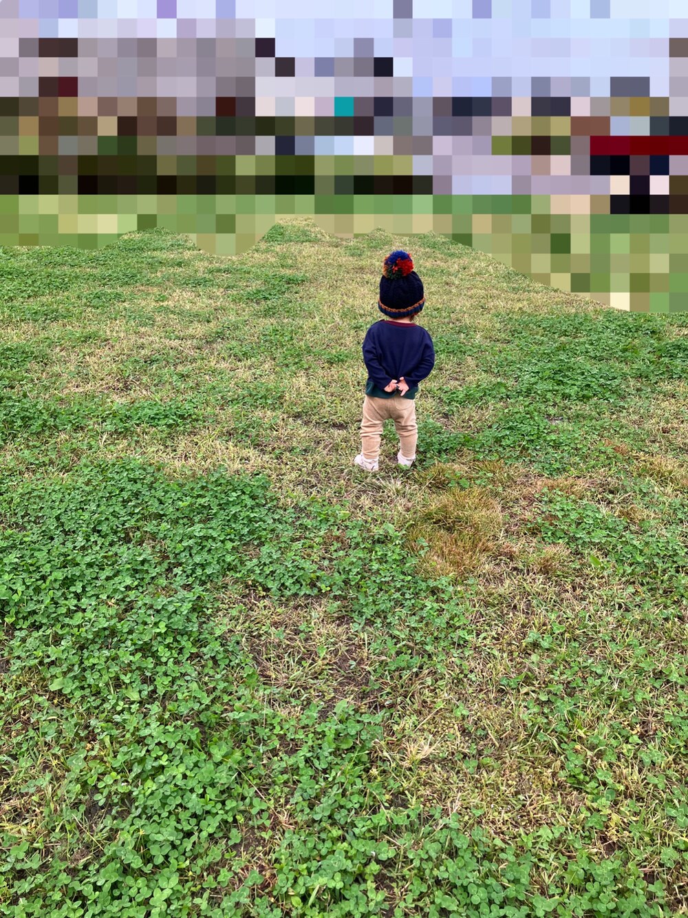 ベージュ系のその他パンツ、ブルー系のスウェット、ブルー系のニットキャップ/ビーニーを着用したキッズの秋コーディネートの2枚目の写真