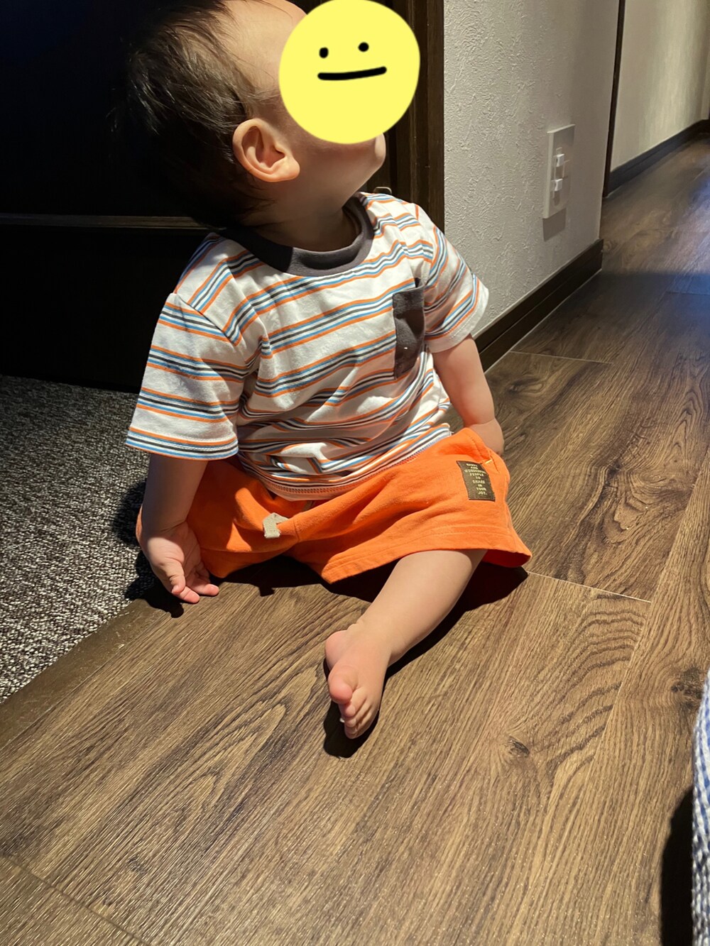 オレンジ系のその他パンツ、ホワイト系のTシャツ/カットソーを着用したキッズの夏コーディネートの2枚目の写真