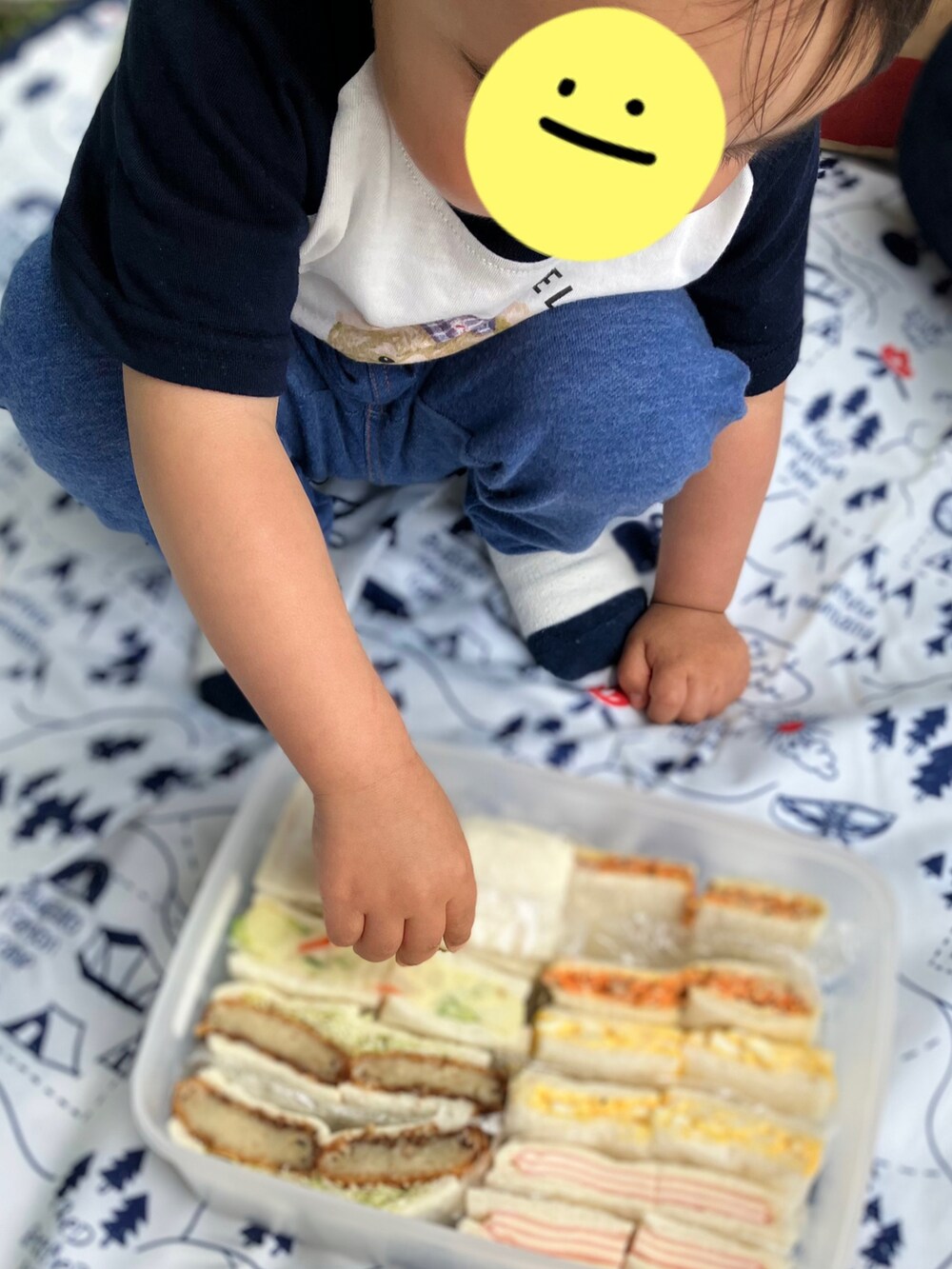 ホワイト系のTシャツ/カットソー、ブルー系のパンツ、ベージュ系のスニーカーを着用したキッズの春コーディネートの2枚目の写真