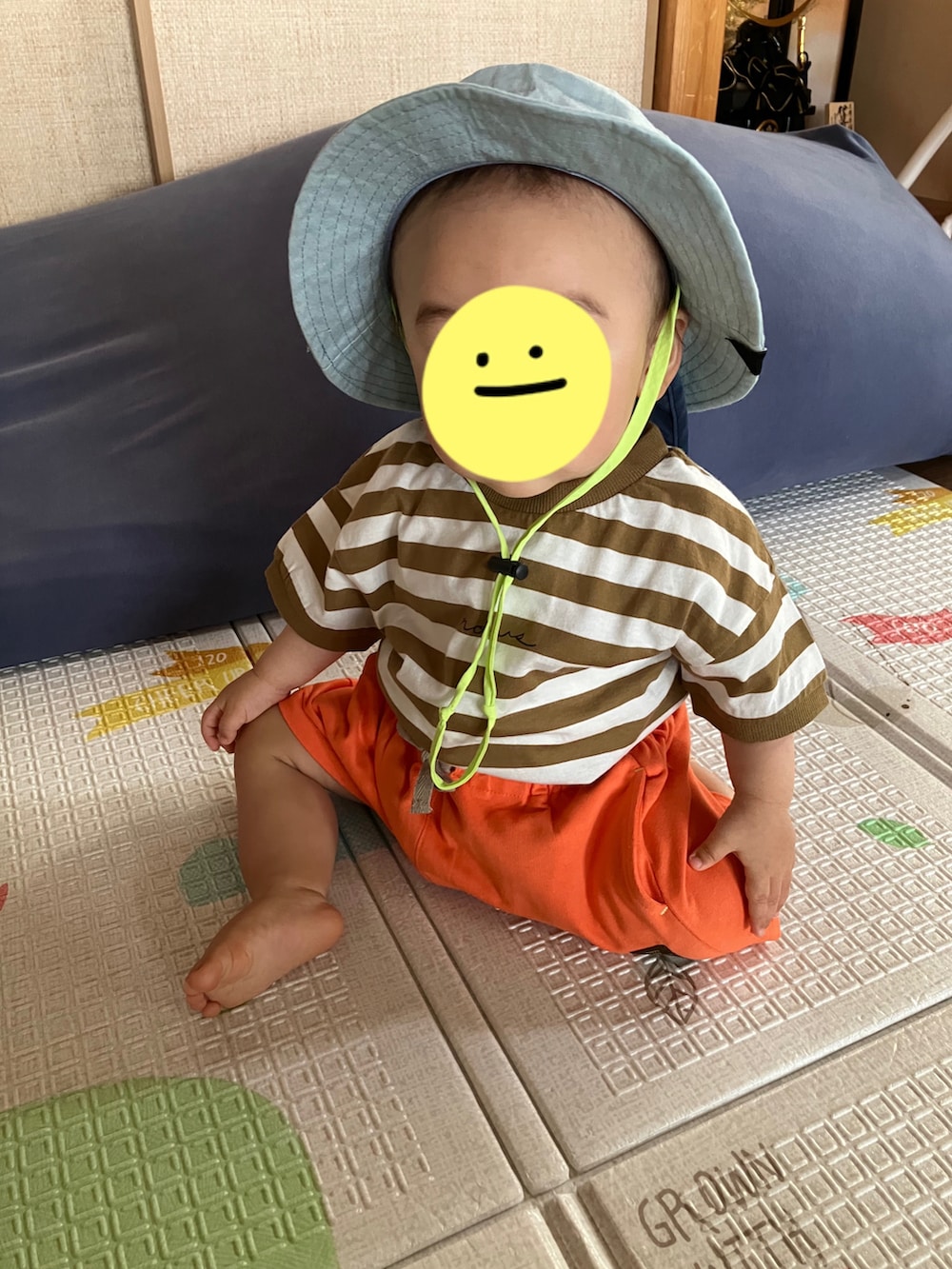 ブラウン系のTシャツ/カットソー、オレンジ系のその他パンツ、ブルー系のハットを着用したキッズの春コーディネートの2枚目の写真