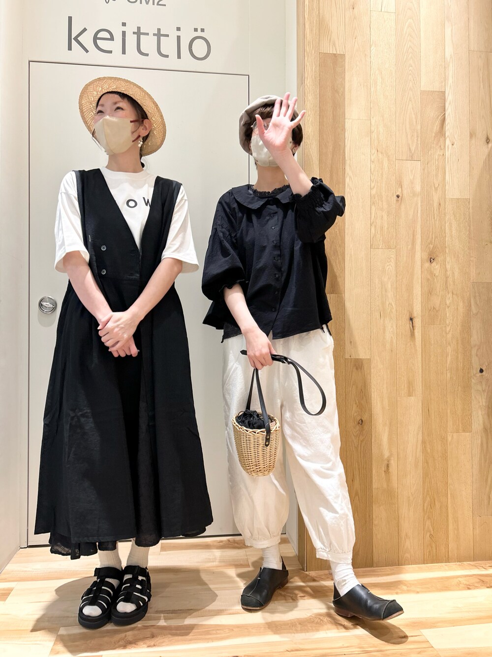 ブラック系のシャツ/ブラウス、ホワイト系のその他パンツ、ブラック系のハンドバッグを着用したレディースの春コーディネートの2枚目の写真