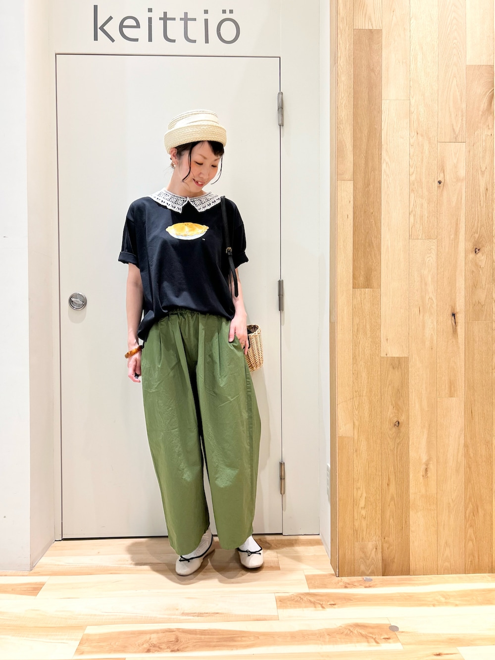 ホワイト系のワンピース、グリーン系のその他パンツ、ベージュ系のハンドバッグを着用したレディースの春コーディネートの3枚目の写真