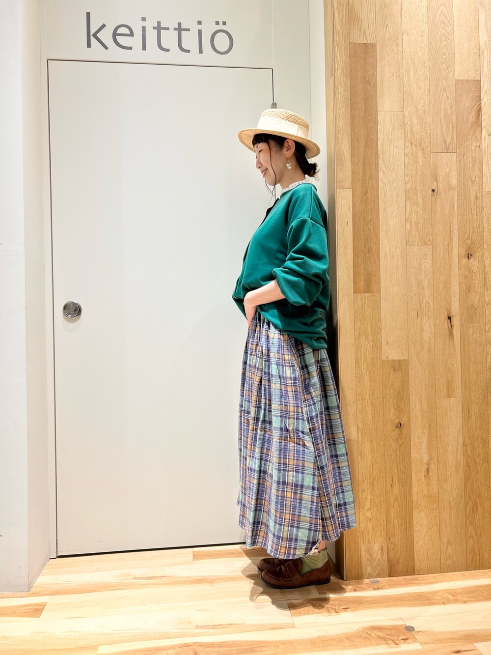 グリーン系のカーディガン/ボレロ、ホワイト系のシャツ/ブラウス、ホワイト系のその他パンツを着用したレディースの冬コーディネートの4枚目の写真