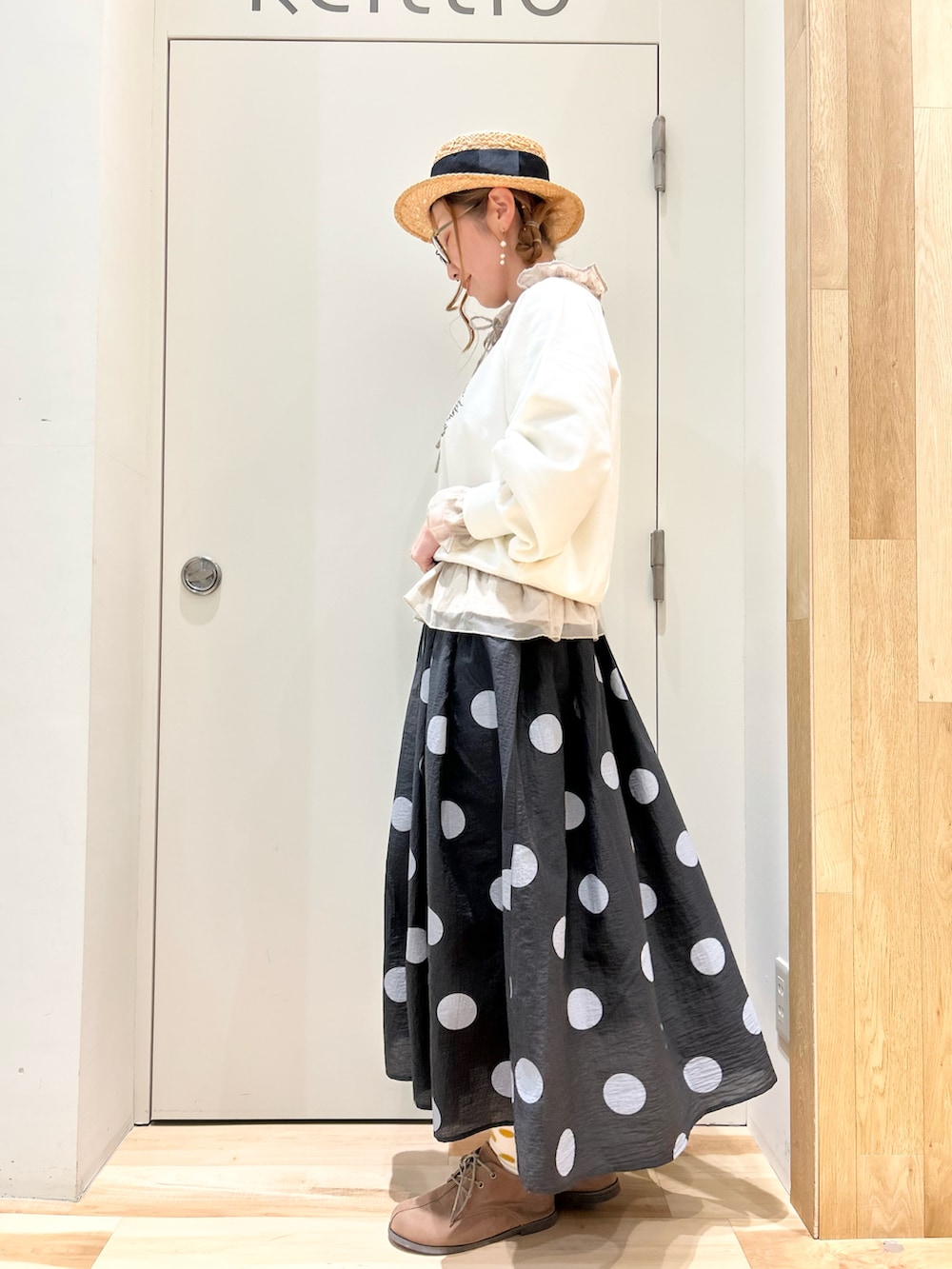 ブラック系のスカート、ベージュ系のドレスシューズを着用したレディースの冬コーディネートの2枚目の写真