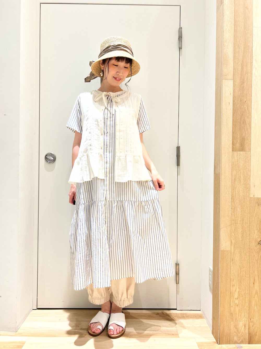 ホワイト系のシャツ/ブラウス、ブルー系のワンピース、ブルー系のスカートを着用したレディースの夏コーディネートの4枚目の写真