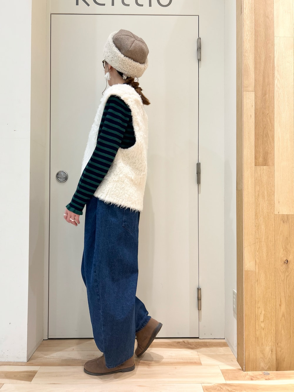 ホワイト系のベスト、ブルー系のニット/セーター、ブルー系のその他パンツを着用したレディースの冬コーディネートの3枚目の写真