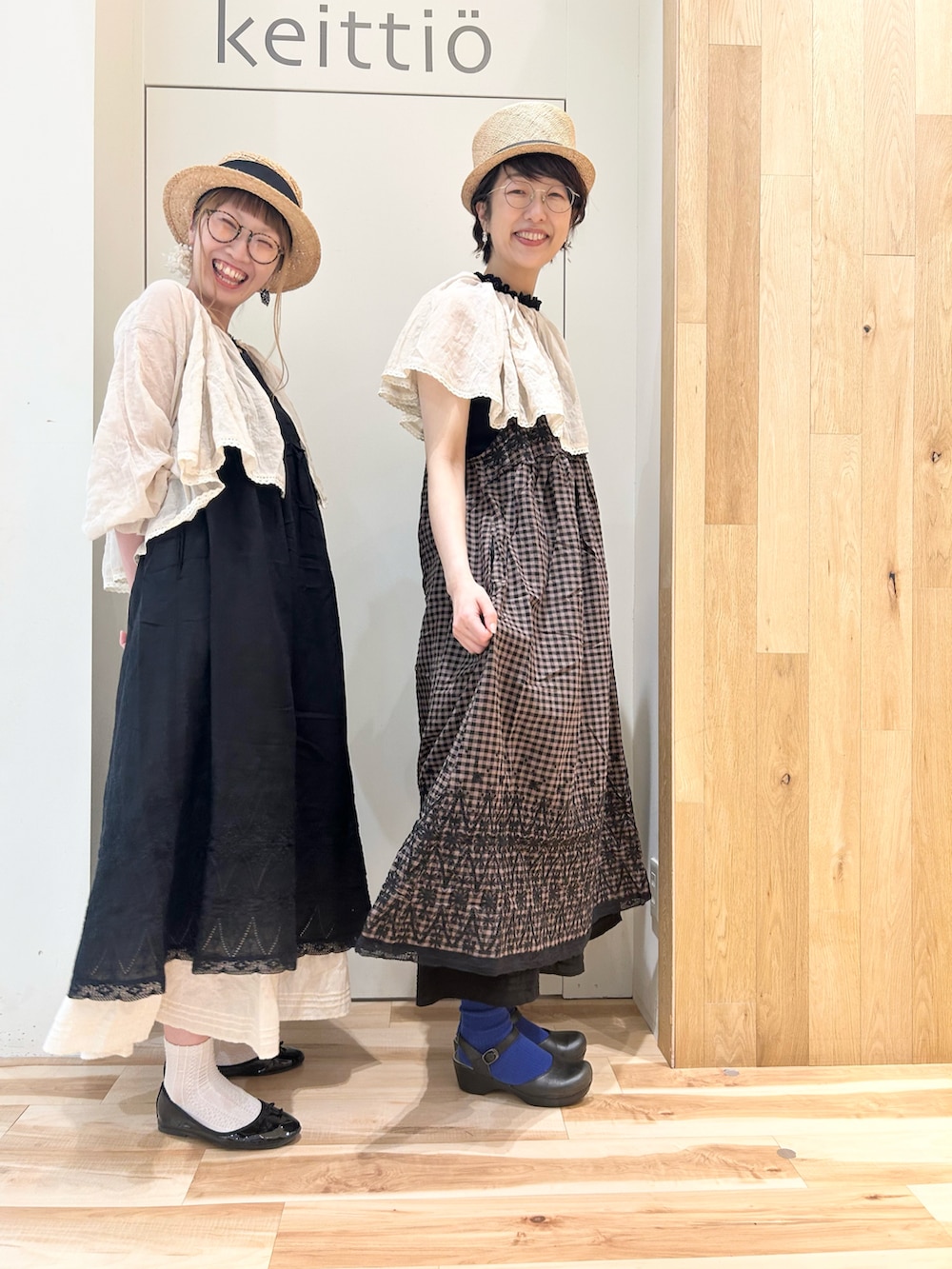 ブラック系のスカート、ベージュ系のシャツ/ブラウス、ブラウン系のワンピース/ドレスを着用したレディースの夏コーディネートの2枚目の写真