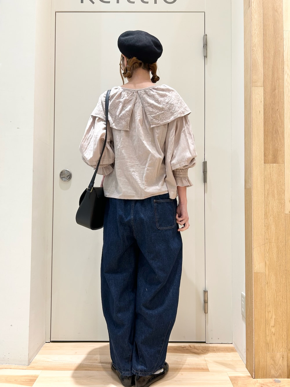 グレー系のシャツ/ブラウス、ブルー系のその他パンツ、ブラック系のハンドバッグを着用したレディースの冬コーディネートの3枚目の写真