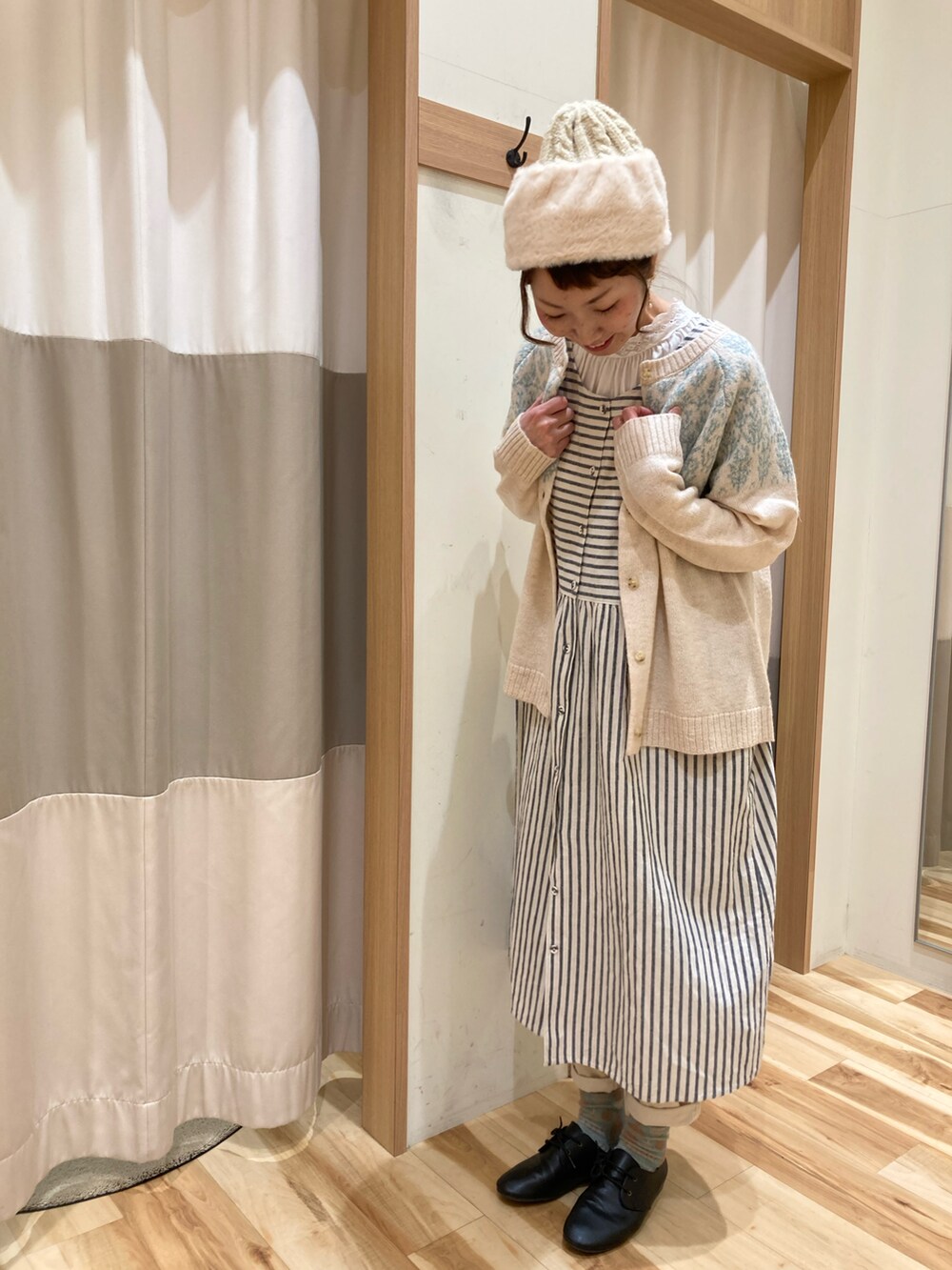 ホワイト系のTシャツ/カットソー、ホワイト系のワンピース、ホワイト系のその他パンツを着用したレディースの冬コーディネートの3枚目の写真