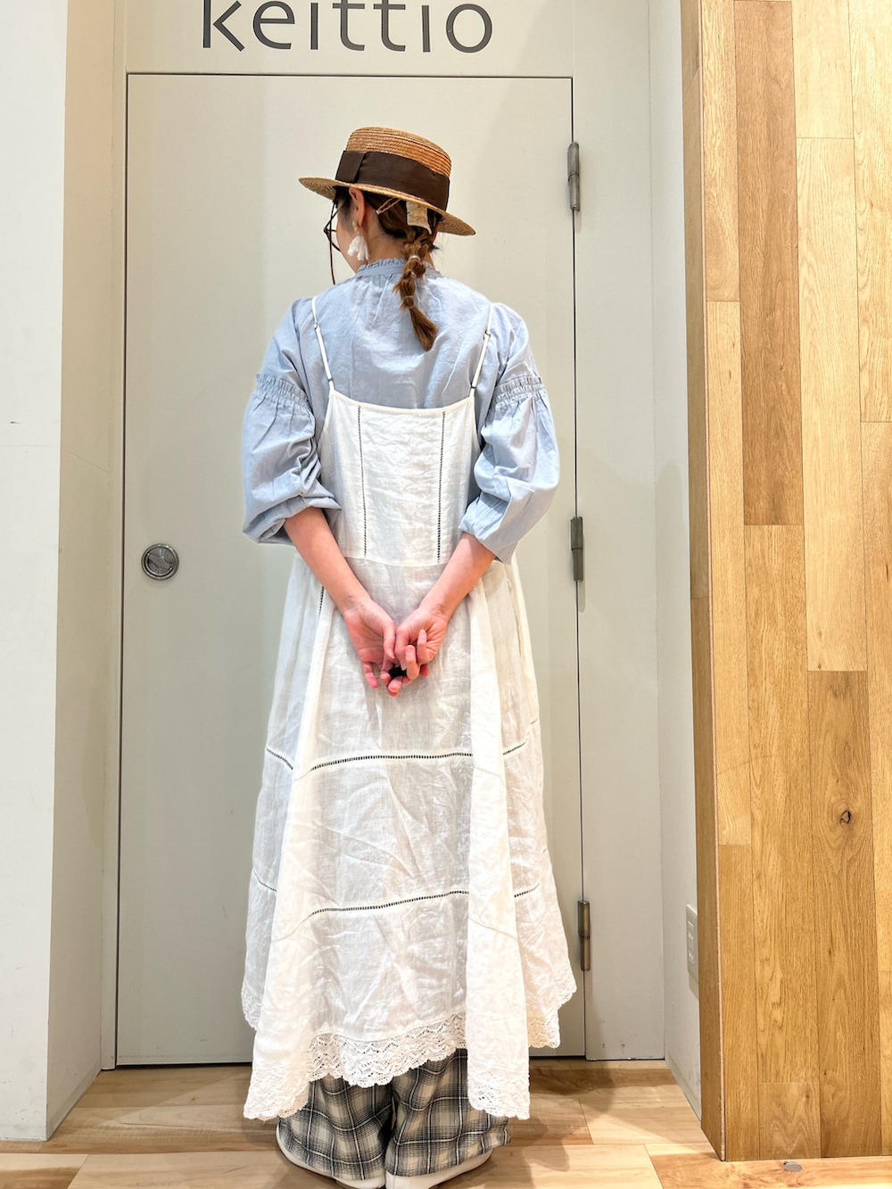 ブルー系のシャツ/ブラウス、ブラック系のその他パンツを着用したレディースの春コーディネートの3枚目の写真