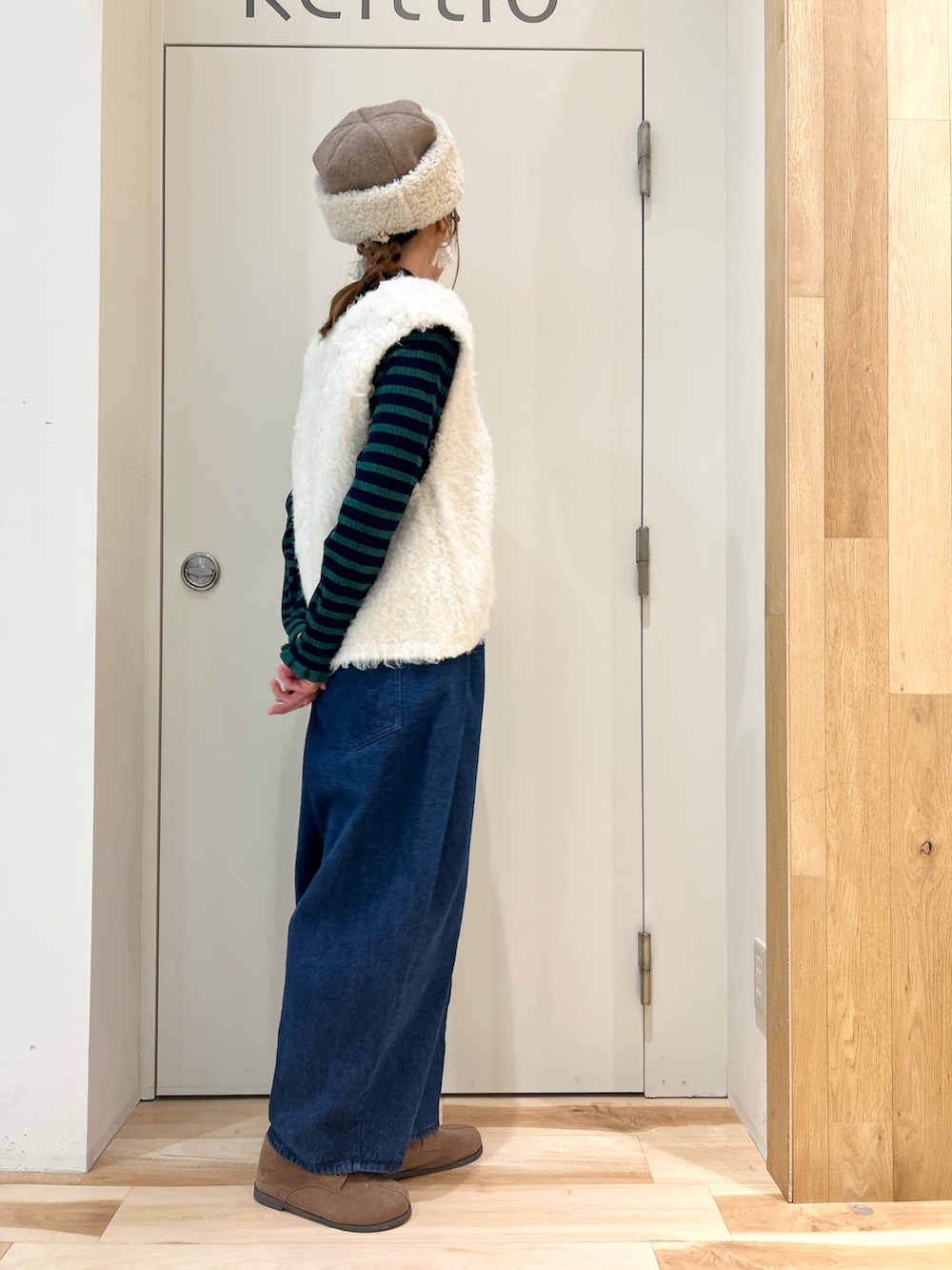 ホワイト系のベスト、ブルー系のニット/セーター、ブルー系のその他パンツを着用したレディースの冬コーディネートの2枚目の写真