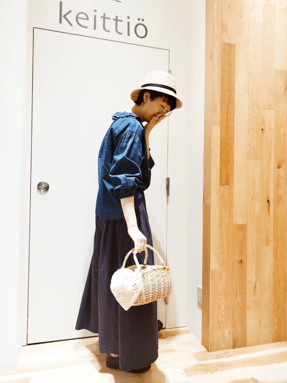 ブルー系のシャツ/ブラウス、ブルー系のその他パンツ、ブラック系のその他シューズを着用したレディースの春コーディネートの2枚目の写真