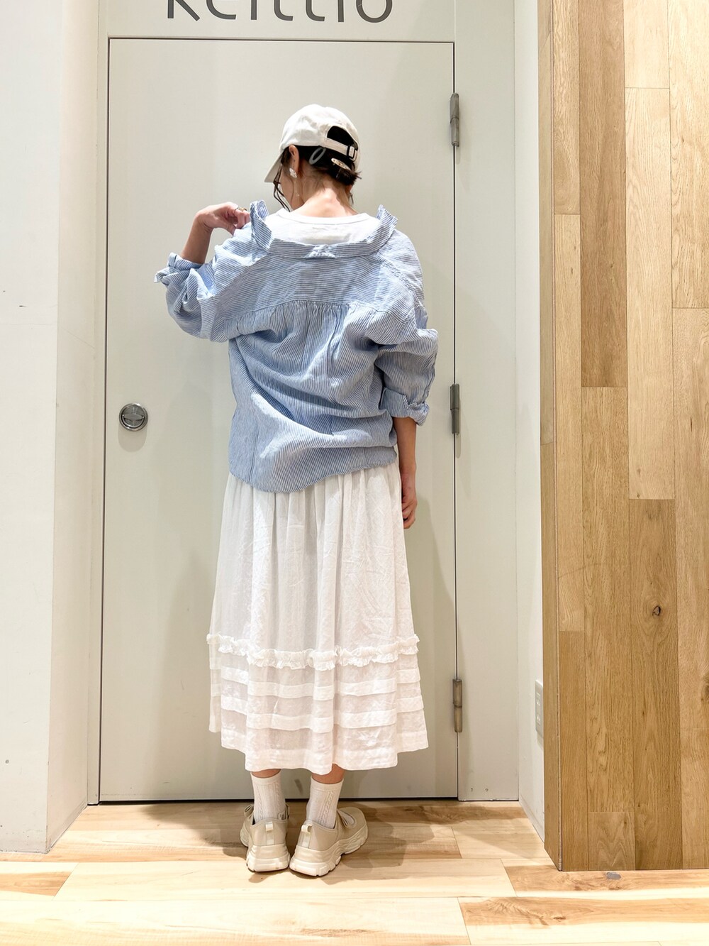 ホワイト系のTシャツ/カットソー、ブルー系のシャツ/ブラウス、ホワイト系のスカートを着用したレディースの春コーディネートの3枚目の写真