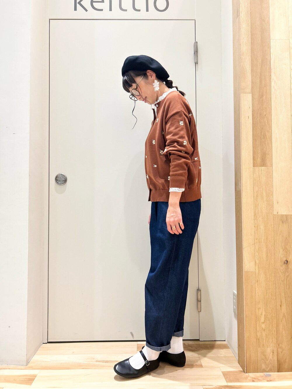 ホワイト系のTシャツ/カットソー、ブラウン系のカーディガン/ボレロ、ブルー系のデニムパンツを着用したレディースの秋コーディネートの2枚目の写真