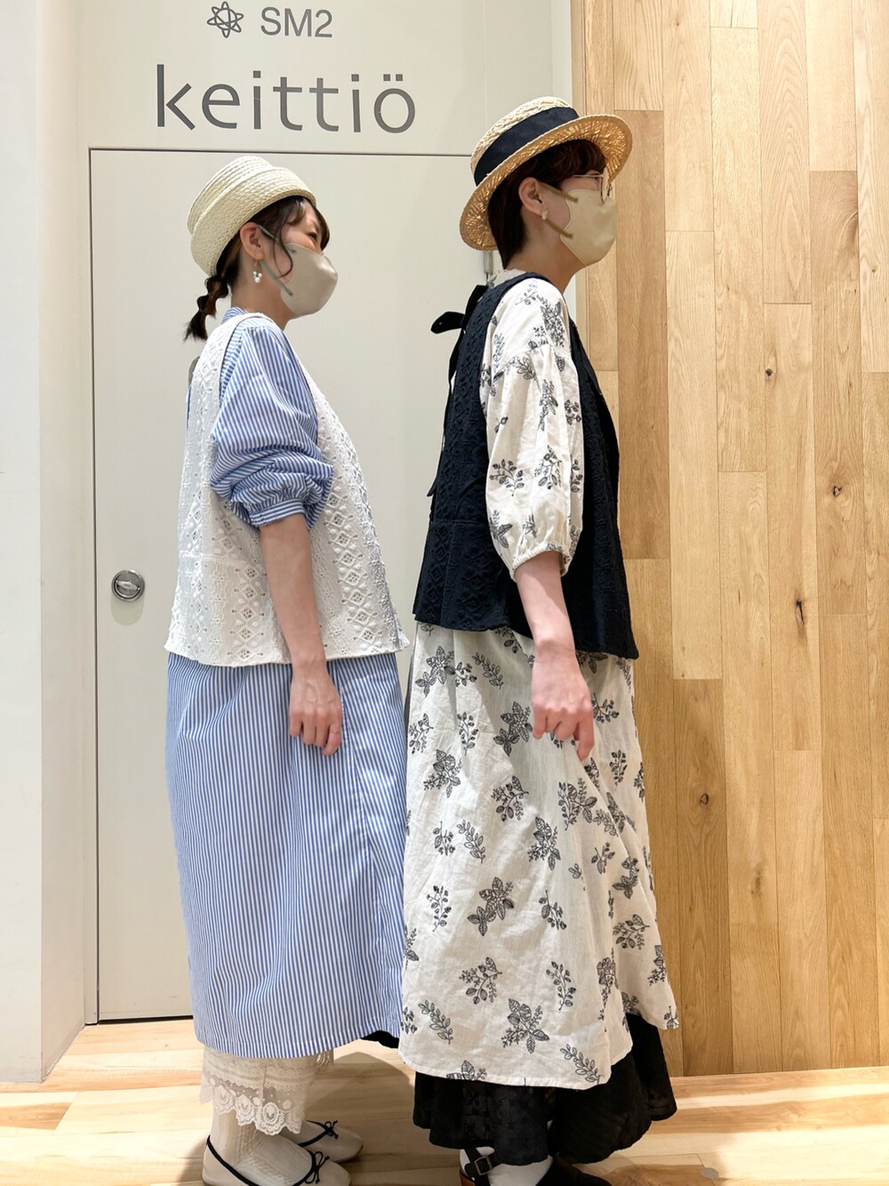 ブラック系のベスト、ブラック系のドレスシューズ、ホワイト系のベストを着用したレディースの春コーディネートの2枚目の写真