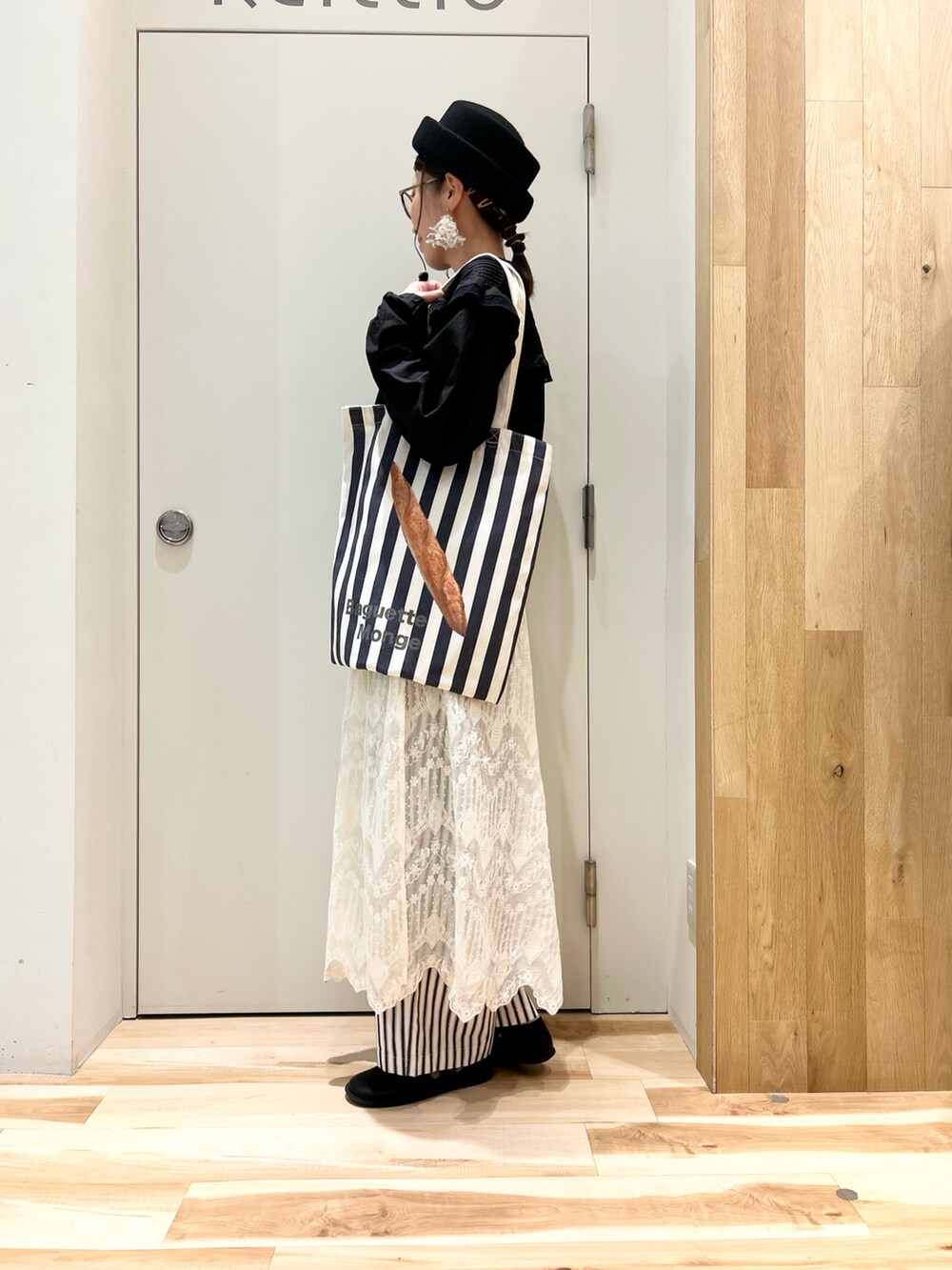 ブラック系のシャツ/ブラウス、ホワイト系のスカート、ホワイト系のその他パンツを着用したレディースの秋コーディネートの2枚目の写真