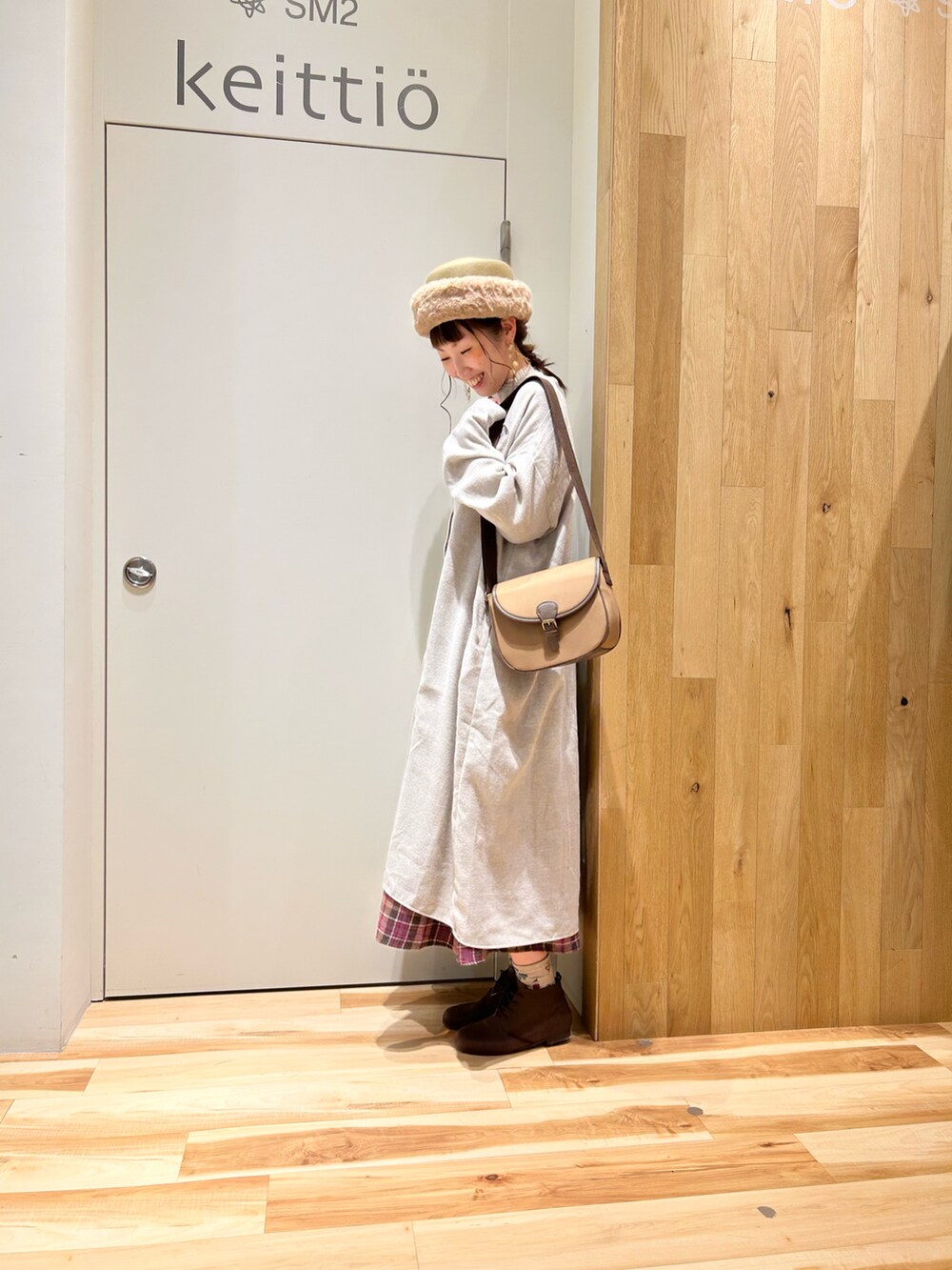 ホワイト系のシャツ/ブラウス、ベージュ系のショルダーバッグ、ベージュ系のワンピースを着用したレディースの秋コーディネートの3枚目の写真