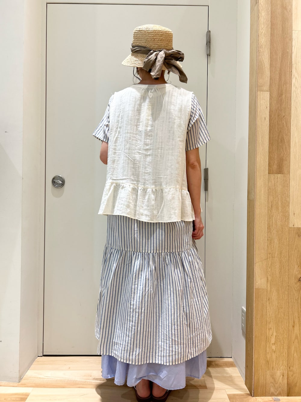 ホワイト系のシャツ/ブラウス、ブルー系のワンピース、ブルー系のスカートを着用したレディースの夏コーディネートの3枚目の写真