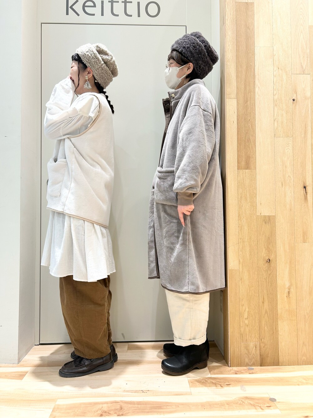 ホワイト系のチュニック、イエロー系のその他パンツ、ホワイト系のその他パンツを着用したレディースの冬コーディネートの2枚目の写真