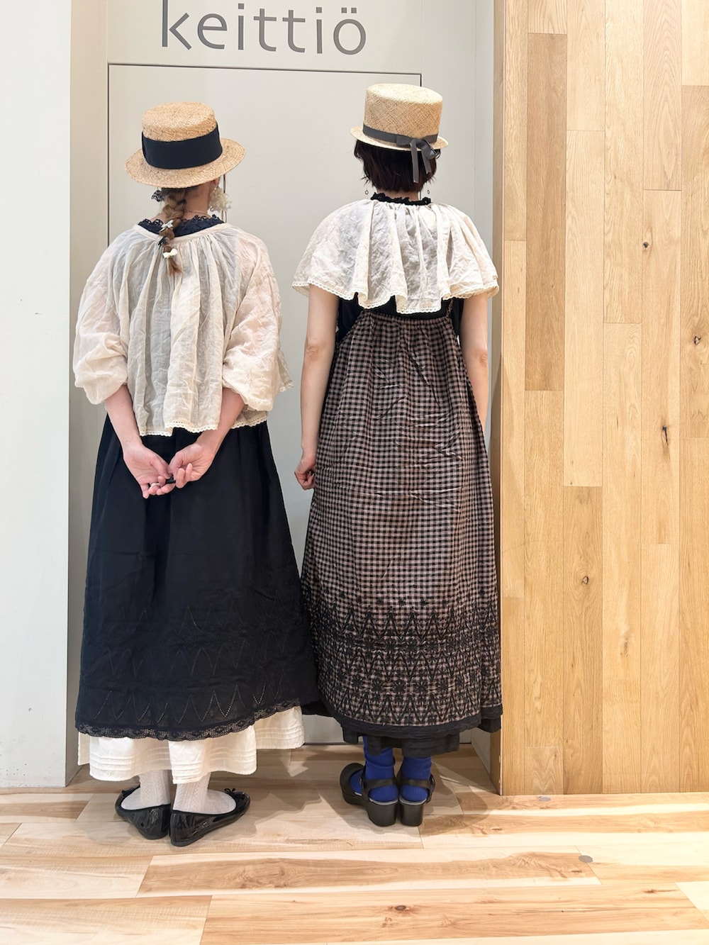 ブラック系のスカート、ベージュ系のシャツ/ブラウス、ブラウン系のワンピース/ドレスを着用したレディースの夏コーディネートの3枚目の写真