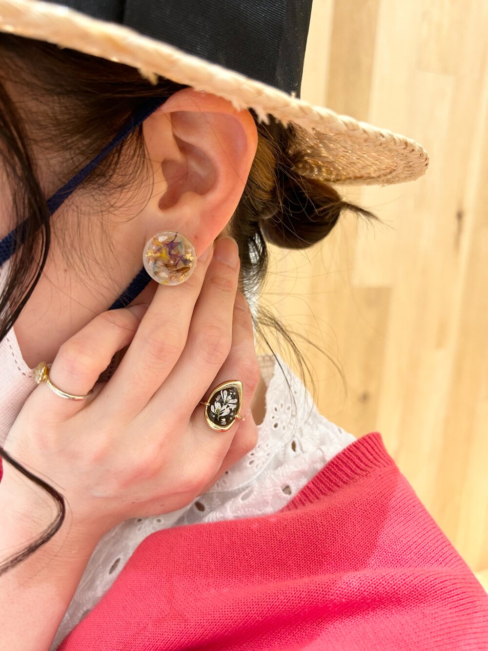 ピンク系のカーディガン/ボレロ、ホワイト系のシャツ/ブラウス、ブラック系のハットを着用したレディースの春コーディネートの4枚目の写真