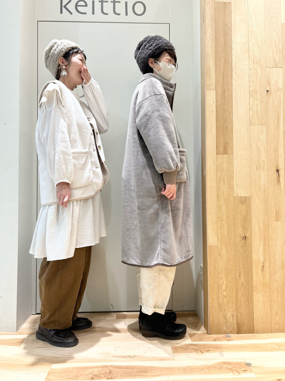 ホワイト系のチュニック、イエロー系のその他パンツ、ホワイト系のその他パンツを着用したレディースの冬コーディネートの3枚目の写真