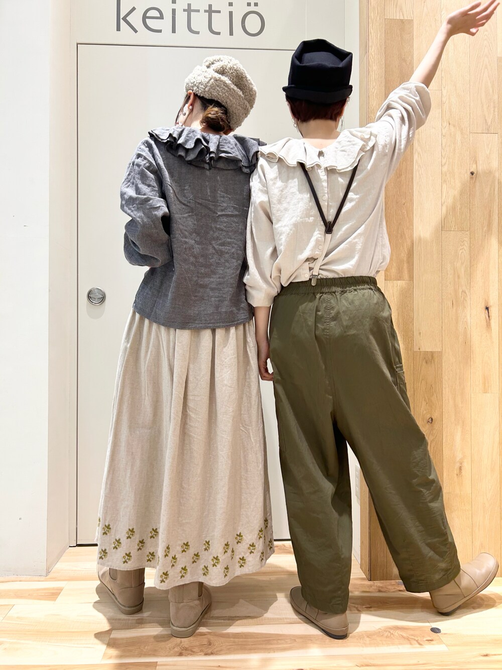 ベージュ系のシャツ/ブラウス、グリーン系のカーゴパンツ、ベージュ系のスカートを着用したレディースの秋コーディネートの5枚目の写真