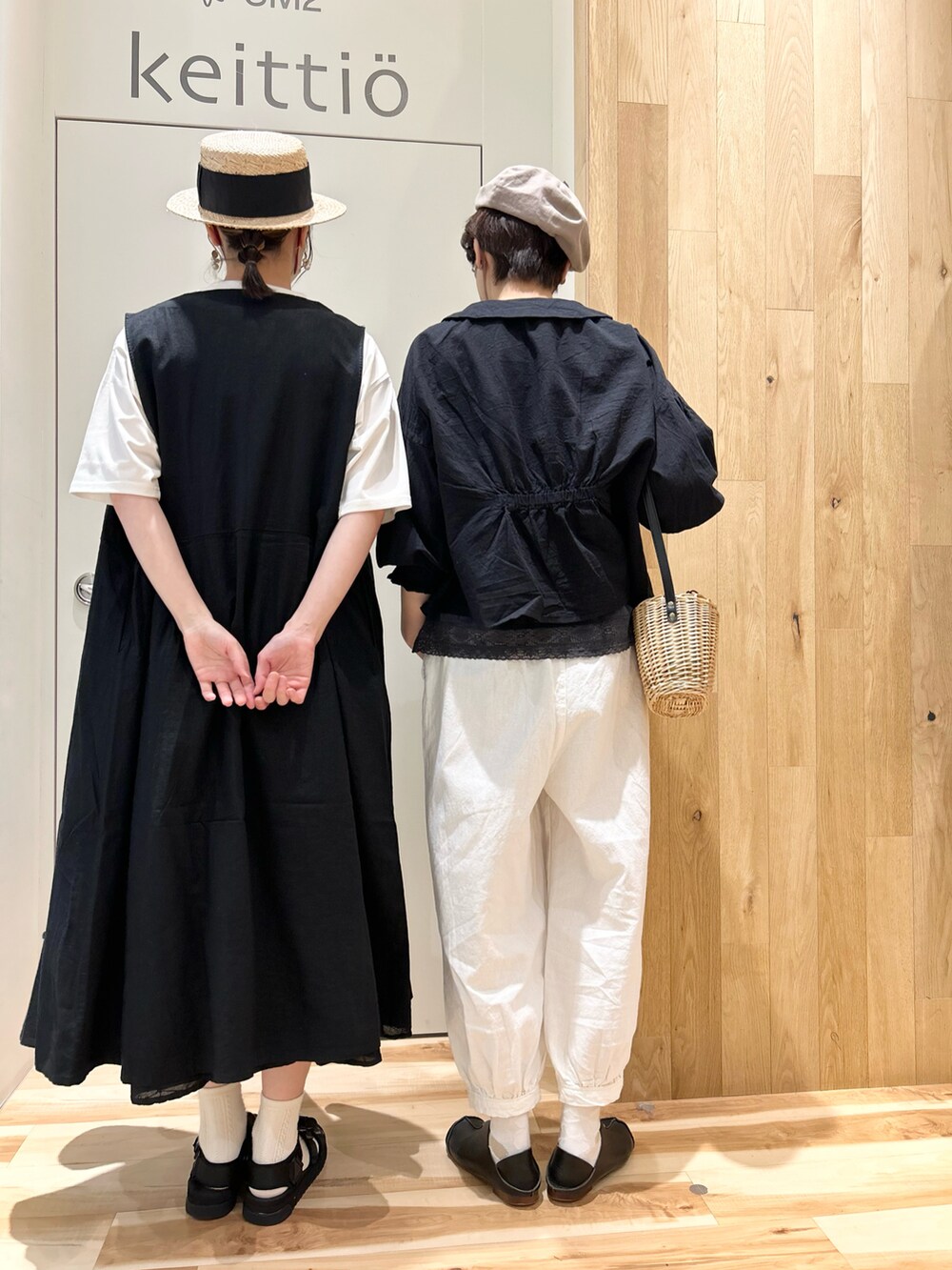 ブラック系のシャツ/ブラウス、ホワイト系のその他パンツ、ブラック系のハンドバッグを着用したレディースの春コーディネートの3枚目の写真