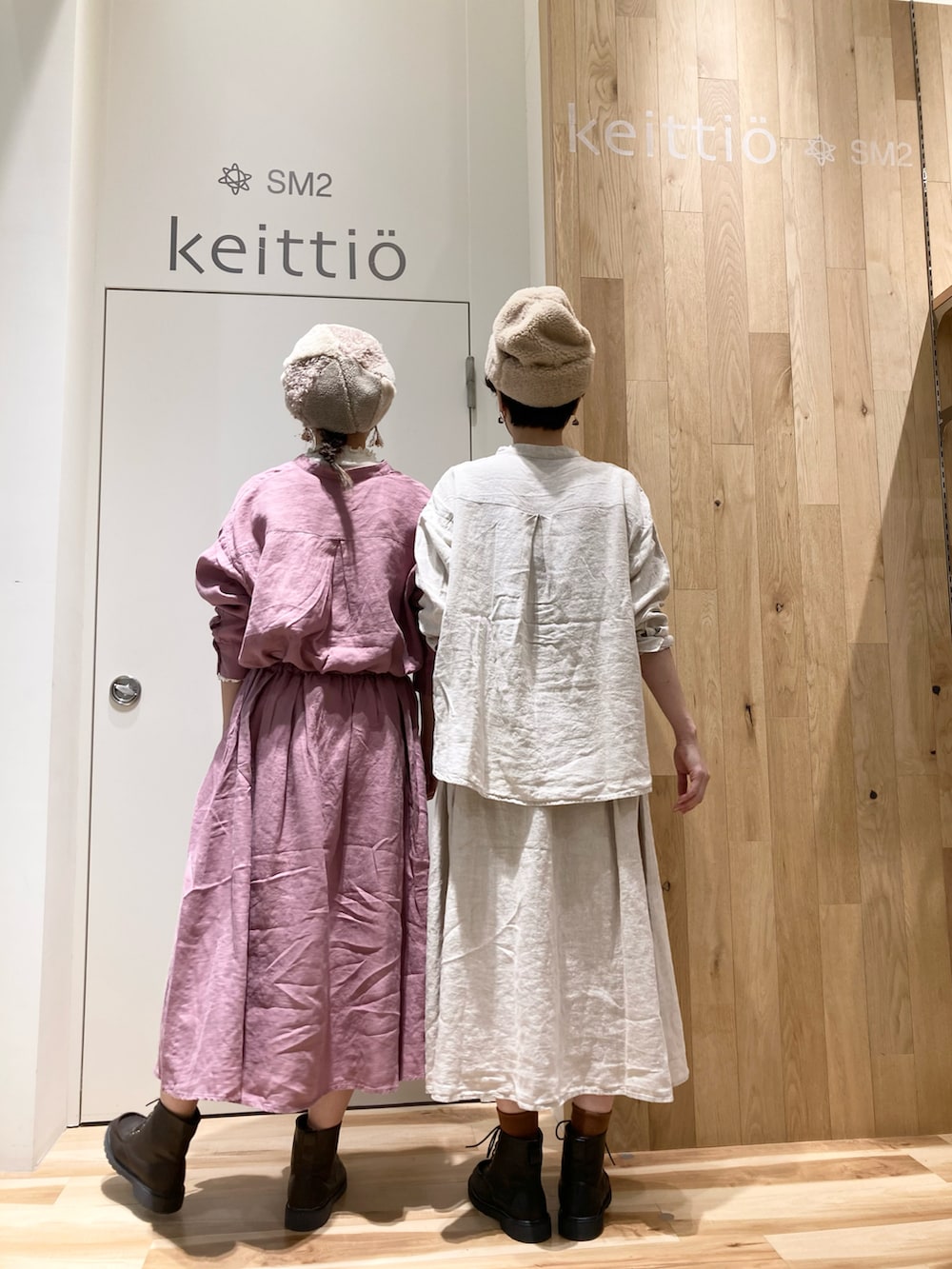 ピンク系のシャツ/ブラウス、ピンク系のスカート、ブラウン系のブーツを着用したレディースの秋コーディネートの4枚目の写真