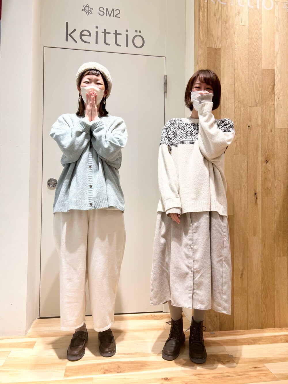 グリーン系のカーディガン/ボレロ、ホワイト系のシャツ/ブラウス、グレー系のチュニックを着用したレディースの冬コーディネートの4枚目の写真